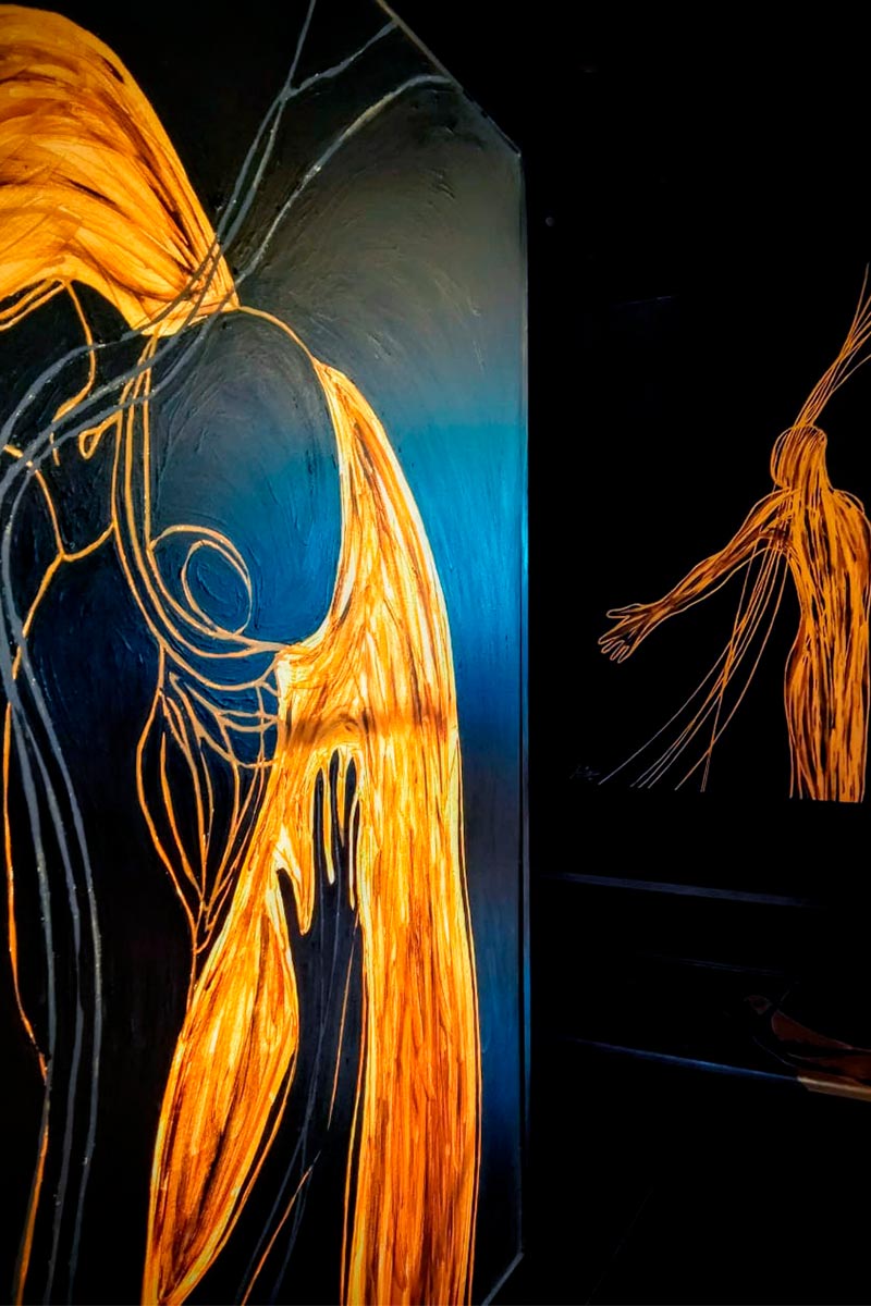 Close-up of glowing yellow hair and hand gestures from the Energy Series by Juca Máximo, highlighting the emotional power and kinetic brushwork of the painting.