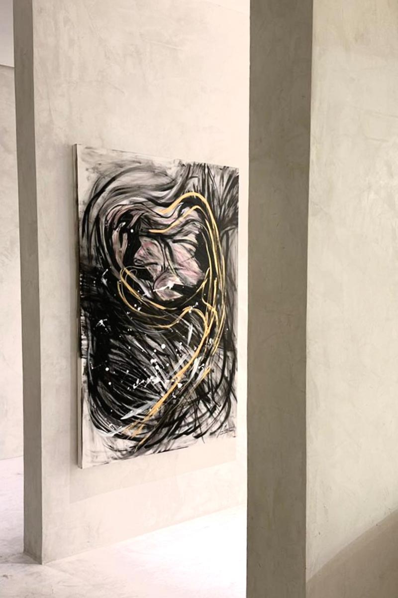 Large-format expressive painting with abstract lines and powerful gestures, integrated into a minimalist architectural space — Juca Maximo’s emotional aesthetic.