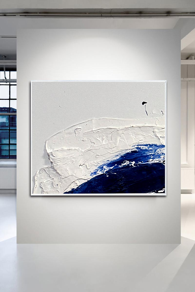 Contemporary white gallery with Juca Máximo’s abstract detail painting — large-scale close-up of emotional brushwork combining elegance and power.