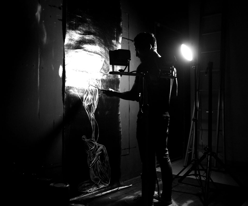 Juca Máximo painting an Energy series artwork, expressing a state of emotional potency and physical gesture inspired by Nietzsche’s philosophy of action and inner force.