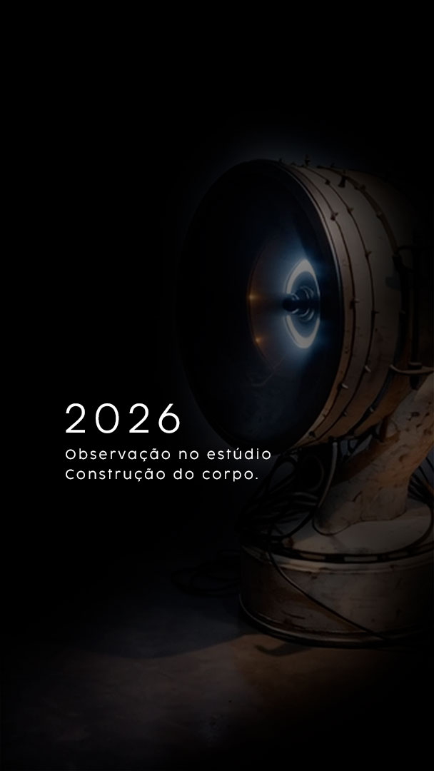 Instalação DORAi em desenvolvimento no estúdio com estrutura náutica transformada em escultura e sistema de iluminação circular em processo de construção / DORAi installation in studio development with nautical structure transformed into sculpture and circular lighting system during construction process