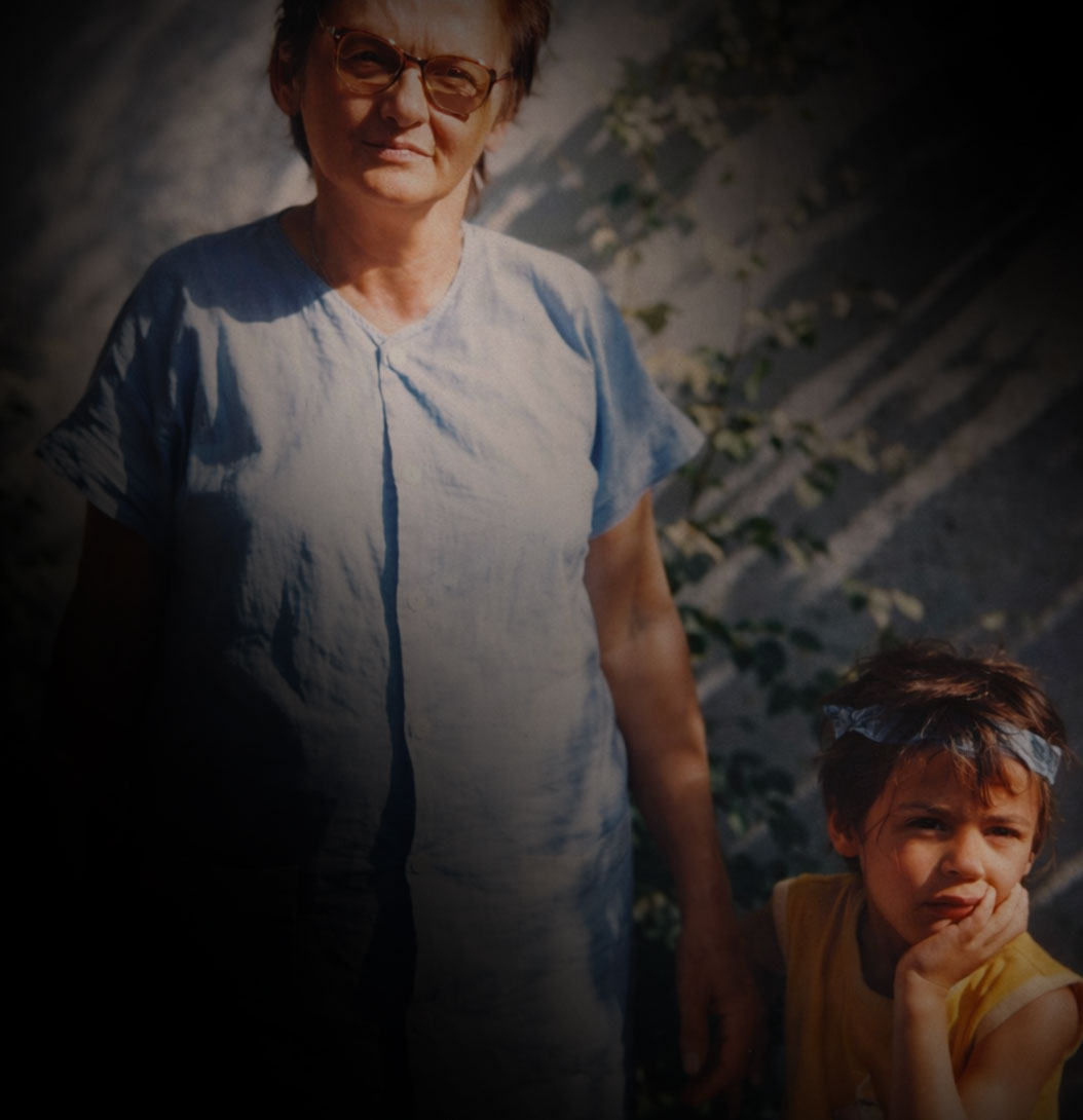 Fotografia de infância de Juca Máximo com sua avó Doralice, origem emocional da instalação DORAi e referência de memória e sabedoria humana / Childhood photo of Juca Máximo with his grandmother Doralice, emotional origin of the DORAi art installation and reference of memory and human wisdom