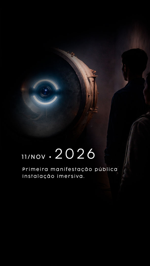 Instalação artística DORAi de Juca Máximo em exposição imersiva com público observando estrutura iluminada e interação em ambiente contemporâneo / DORAi art installation by Juca Máximo in immersive exhibition with audience observing illuminated structure and interaction in contemporary space