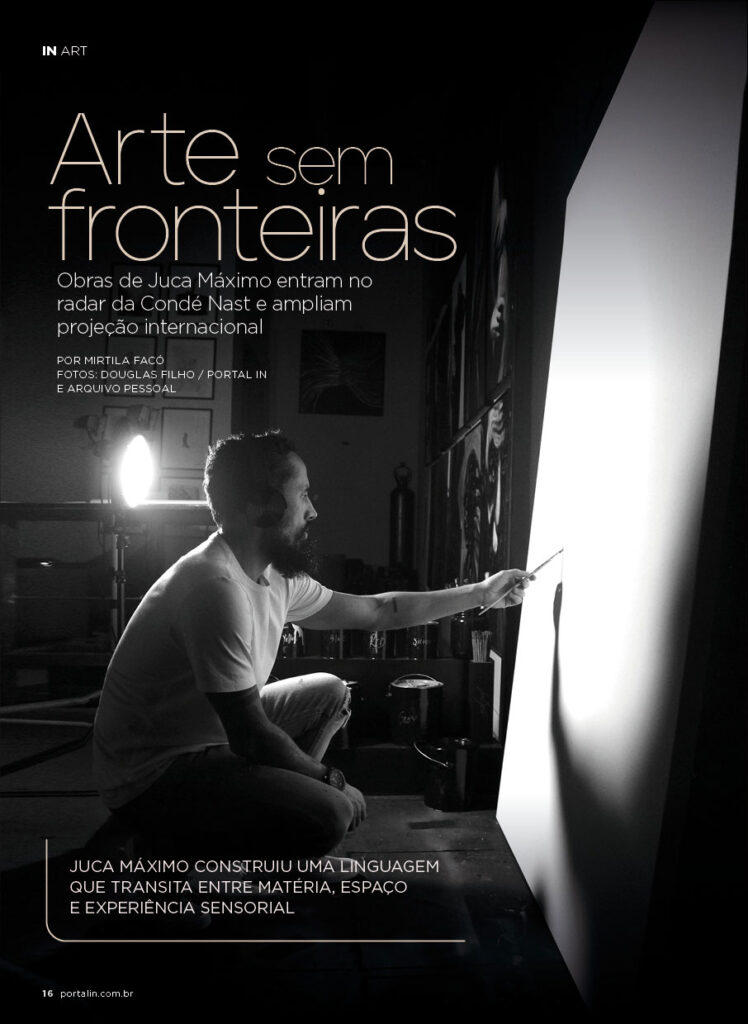 Juca Máximo pintando em estúdio com iluminação dramática, representando sua linguagem entre matéria, espaço e experiência sensorial. Juca Máximo painting in studio with dramatic lighting, representing his language between matter, space, and sensory experience.