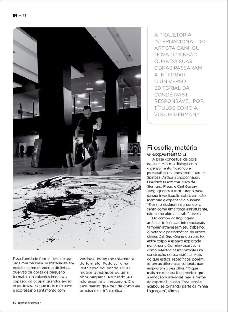 Juca Máximo pintando obra gestual em grande escala no chão, evidenciando seu processo artístico baseado em emoção, movimento e experiência sensorial. Juca Máximo painting a large-scale gestural artwork on the floor, revealing his artistic process driven by emotion, movement, and sensory experience.