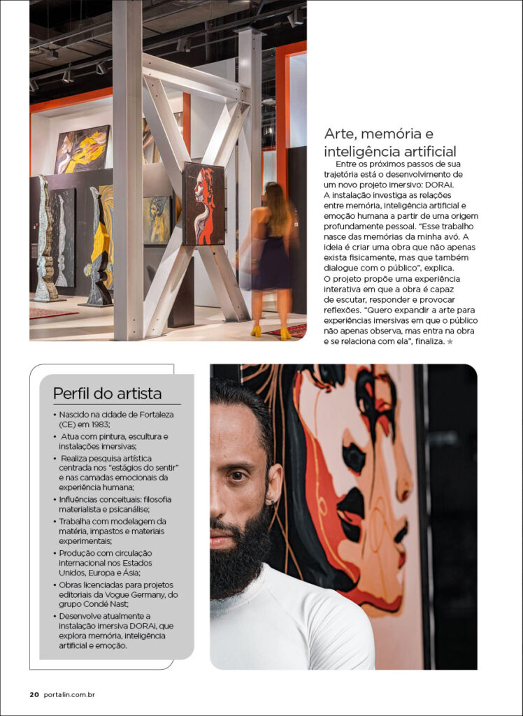 Instalação artística de Juca Máximo em ambiente expositivo com obras contemporâneas, junto a retrato do artista, evidenciando sua produção internacional e pesquisa em arte imersiva. Artistic installation by Juca Máximo in an exhibition space alongside a portrait of the artist, showcasing his international production and immersive art research.